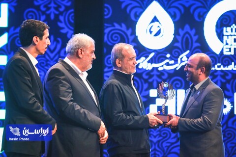 گروه فولاد مبارکه جایزه «سرمایه‌گذار برتر نیروگاه‌های خورشیدی سال ۱۴۰۳» را دریافت کرد