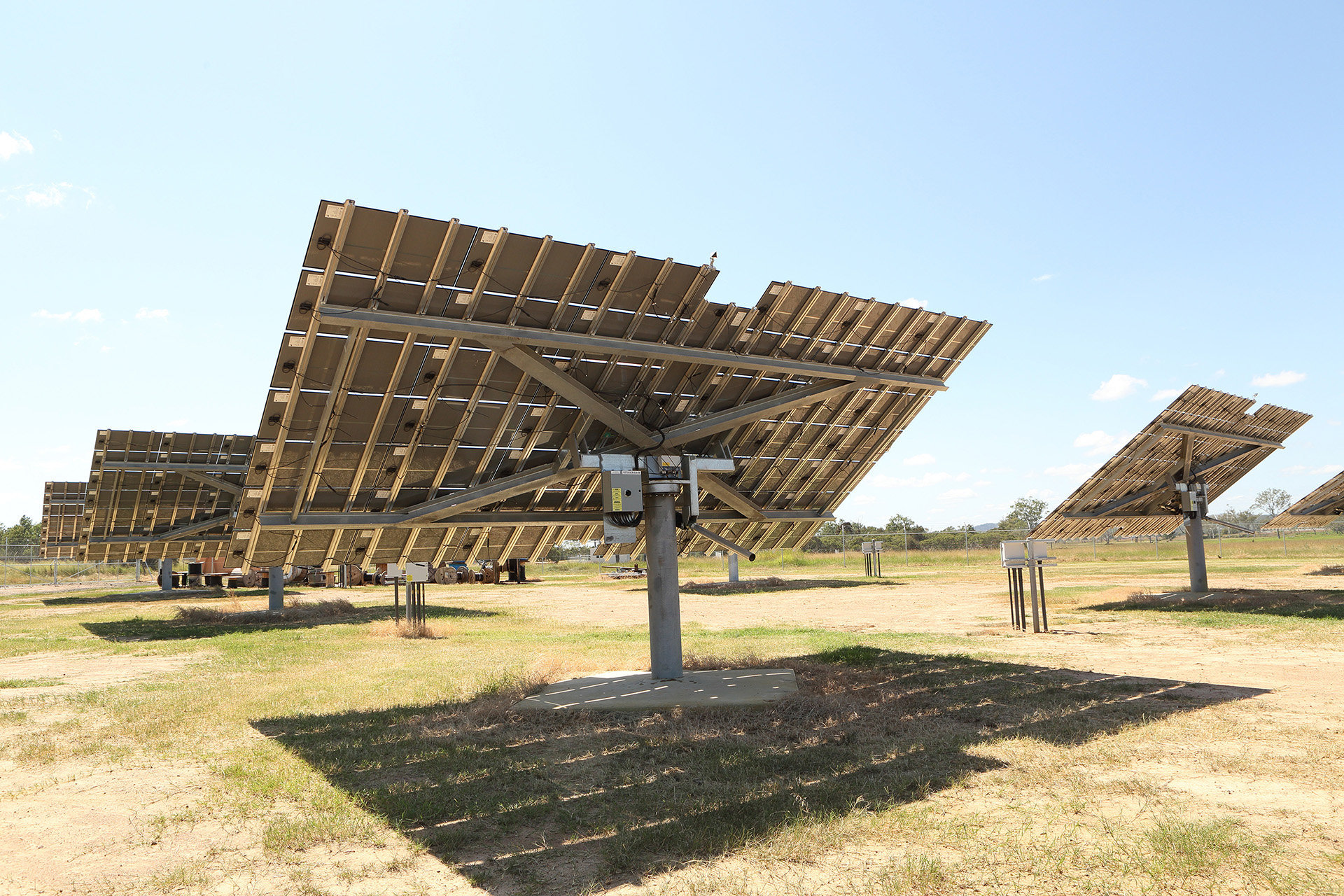 بهبود عملکرد ردیاب‌های خورشیدی دو‌محوره