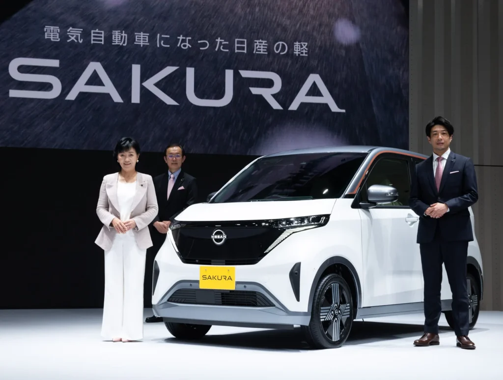 نیسان از نمونه اولیه خودروی برقی با پنلهای خورشیدی کشویی رونمایی کرد