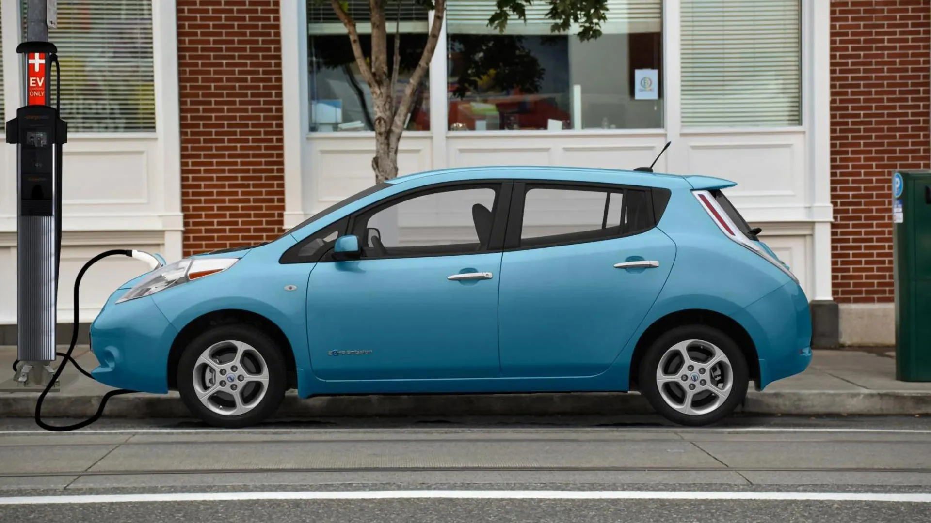 شارژ خودروهای برقی با چراغ‌های خیابان