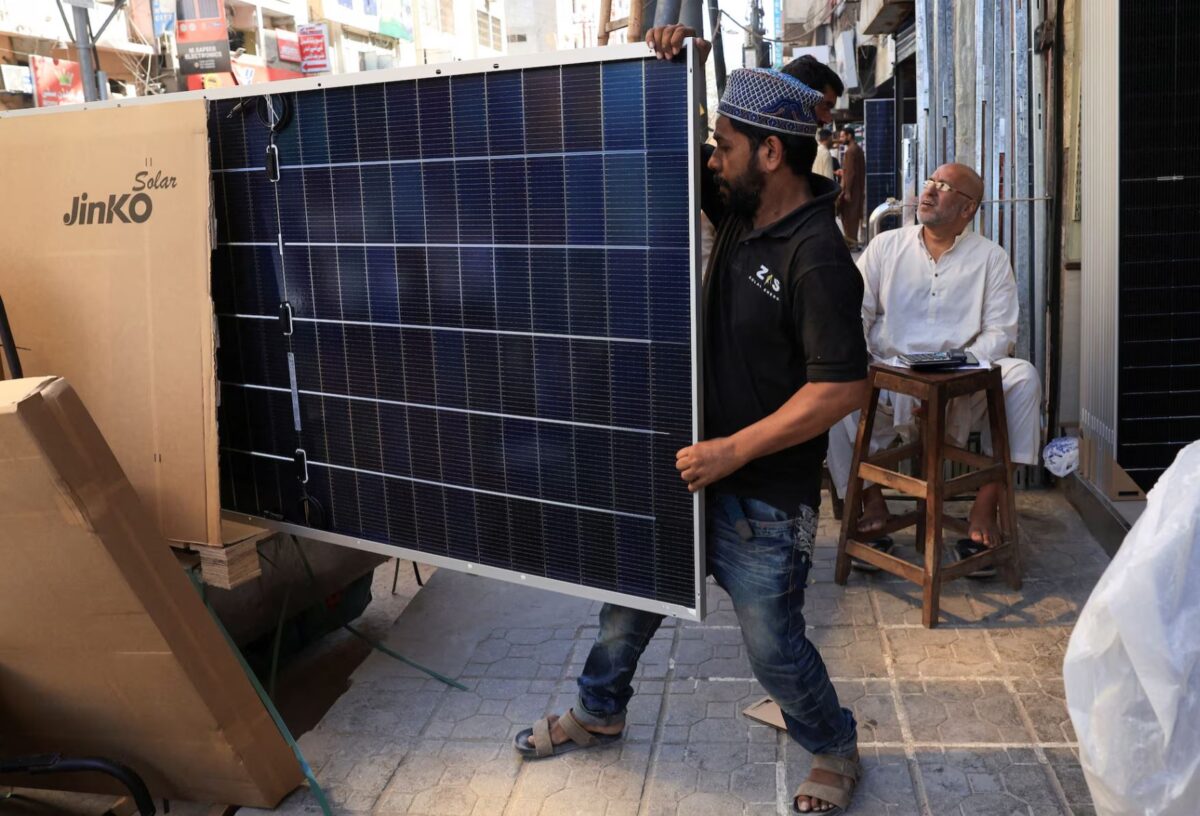 تولید برق خورشیدی پشتبامی در پاکستان از تقاضا فراتر میرود