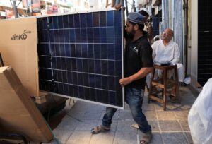 تولید برق خورشیدی پشت‌بامی در پاکستان از تقاضا فراتر می‌رود