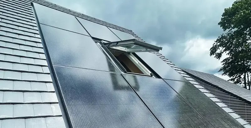 یکپارچهسازی پنجرههای سقفی با پنلهای خورشیدی