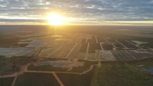 پارک خورشیدی ۶۱۱ مگاواتی آرینوس، گذار انرژی در برزیل را تسریع می‌کند