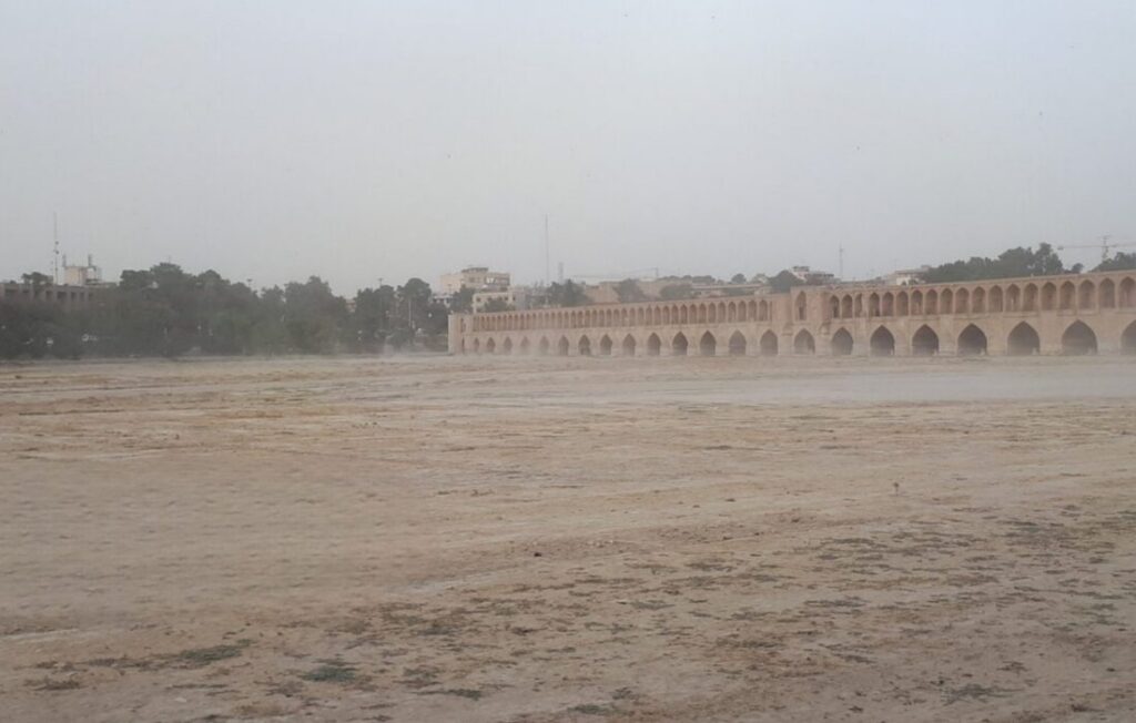 ادامه بحران زیست‌محیطی در اصفهان؛ صنایع موظفند برای تغذیه سفره‌های آب زیرزمینی، چاه‌های جذبی حفر کنند