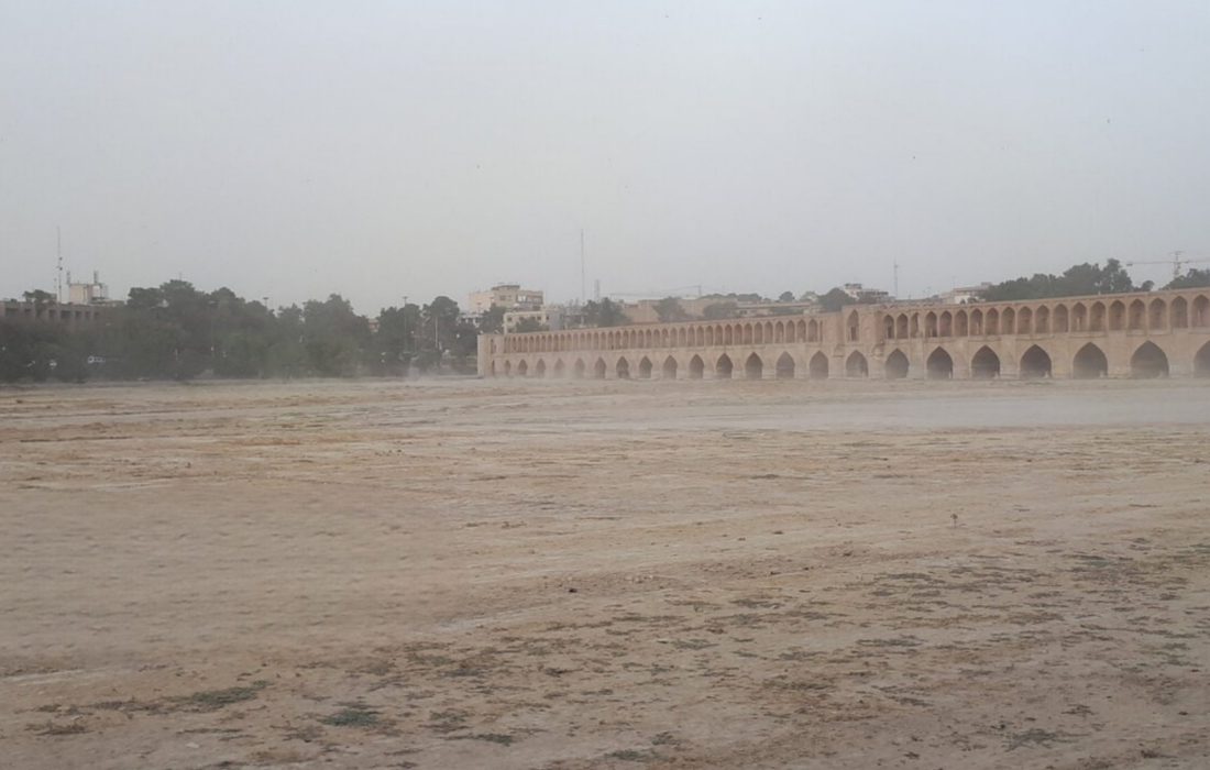 ادامه بحران زیستمحیطی در اصفهان؛ صنایع موظفند برای تغذیه سفرههای آب زیرزمینی، چاههای جذبی حفر کنند