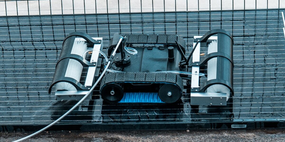 نسل جدید ربات‌های شستشوی پنل خورشیدی ویژه سازه‌های سایه‌بان رونمایی شد