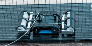 نسل جدید ربات‌های شستشوی پنل خورشیدی ویژه سازه‌های سایه‌بان رونمایی شد