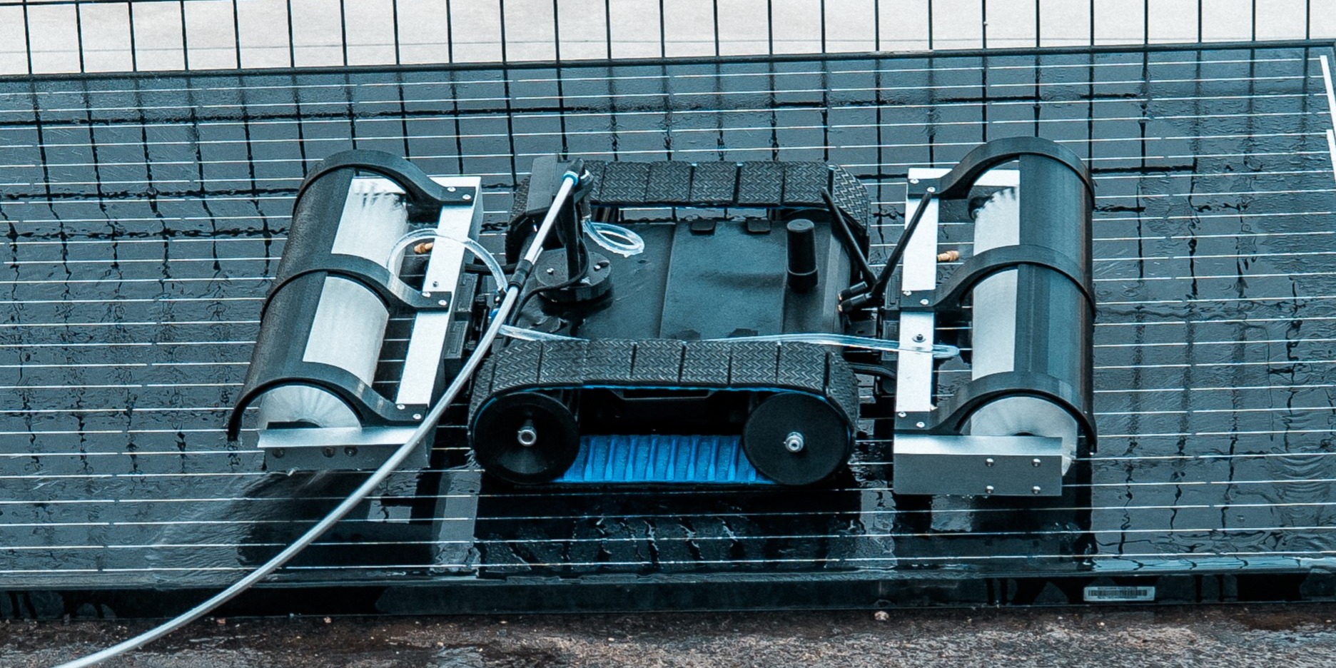 نسل جدید رباتهای شستشوی پنل خورشیدی ویژه سازههای سایهبان رونمایی شد