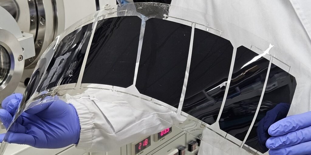 دستاورد محققان: ساخت شیشه‌ای که از پنل‌های خورشیدی در برابر تابش‌های الکترونی محافظت می‌کند