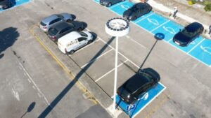 چراغ خیابانی هیبریدی خورشیدی–بادی با کارکردهای چندمنظوره