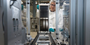 تأثیر الکترودهای رسانای شفاف بر عملکرد سلول‌های خورشیدی تاندم پروسکایت–سیلیکون