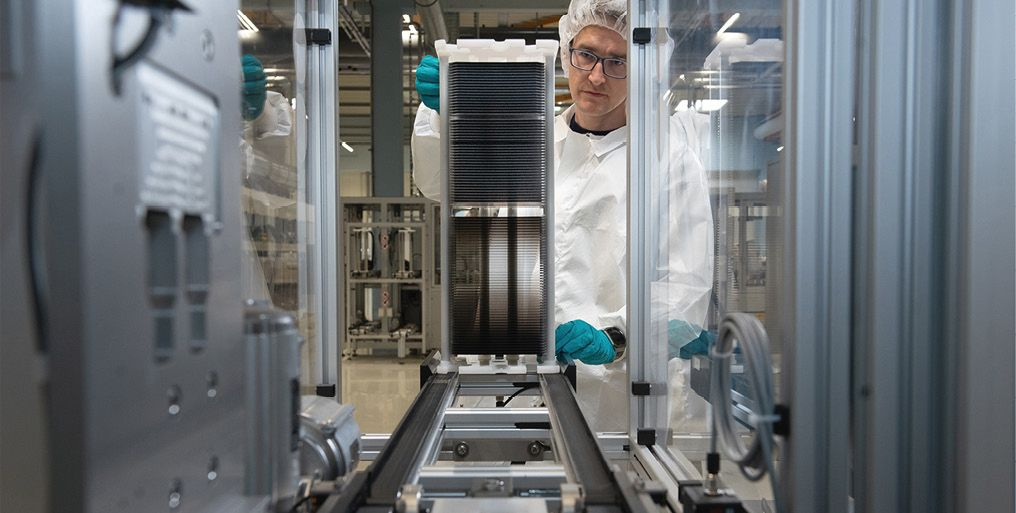 تأثیر الکترودهای رسانای شفاف بر عملکرد سلولهای خورشیدی تاندم پروسکایت–سیلیکون