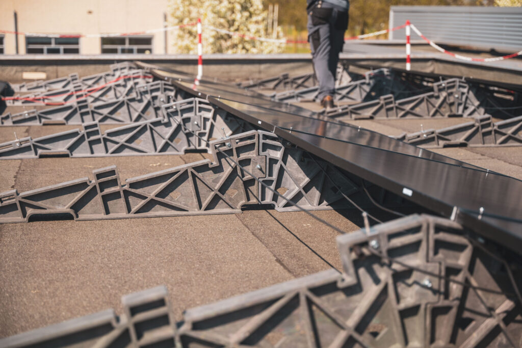 سازه نصب پنل خورشیدی که تماماً از پلاستیک بازیافتی ساخته شده است