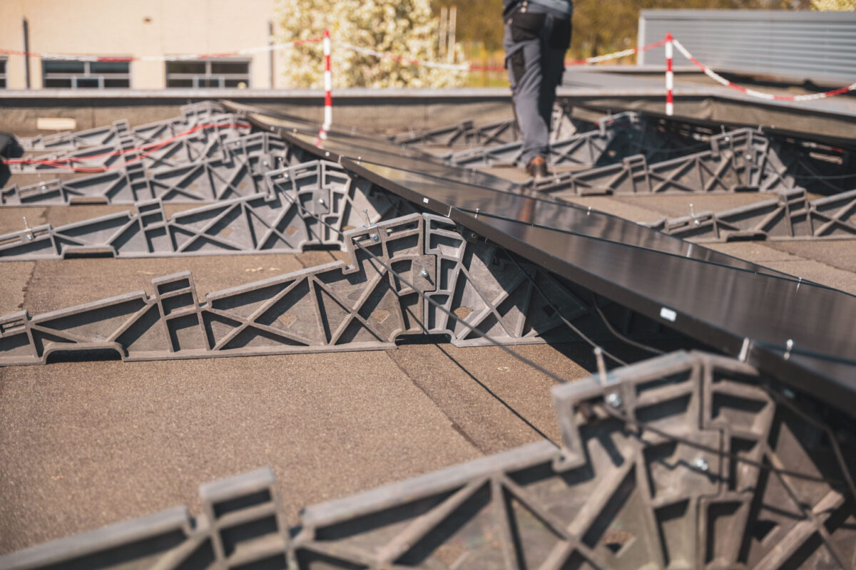 سازه نصب پنل خورشیدی که تماماً از پلاستیک بازیافتی ساخته شده است