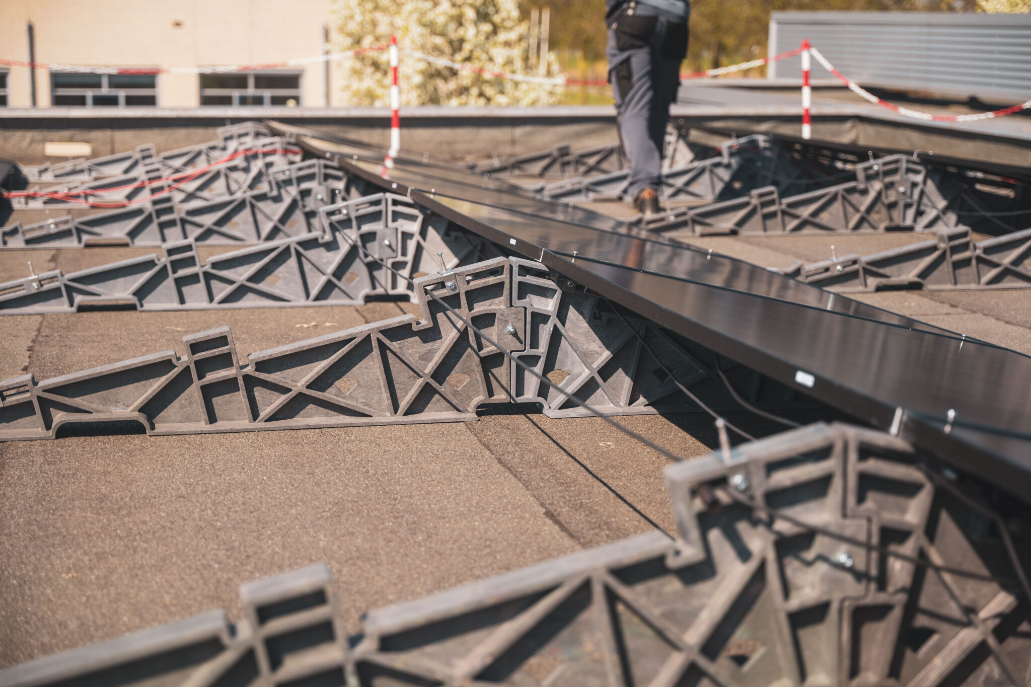 سازه نصب پنل خورشیدی که تماماً از پلاستیک بازیافتی ساخته شده است