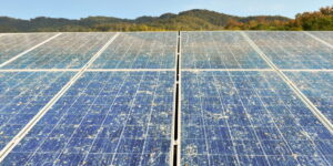 آلودگی خشک‌شده روی پنل خورشیدی سالانه 10 درصد توان تولیدی آن را کاهش می‌دهد