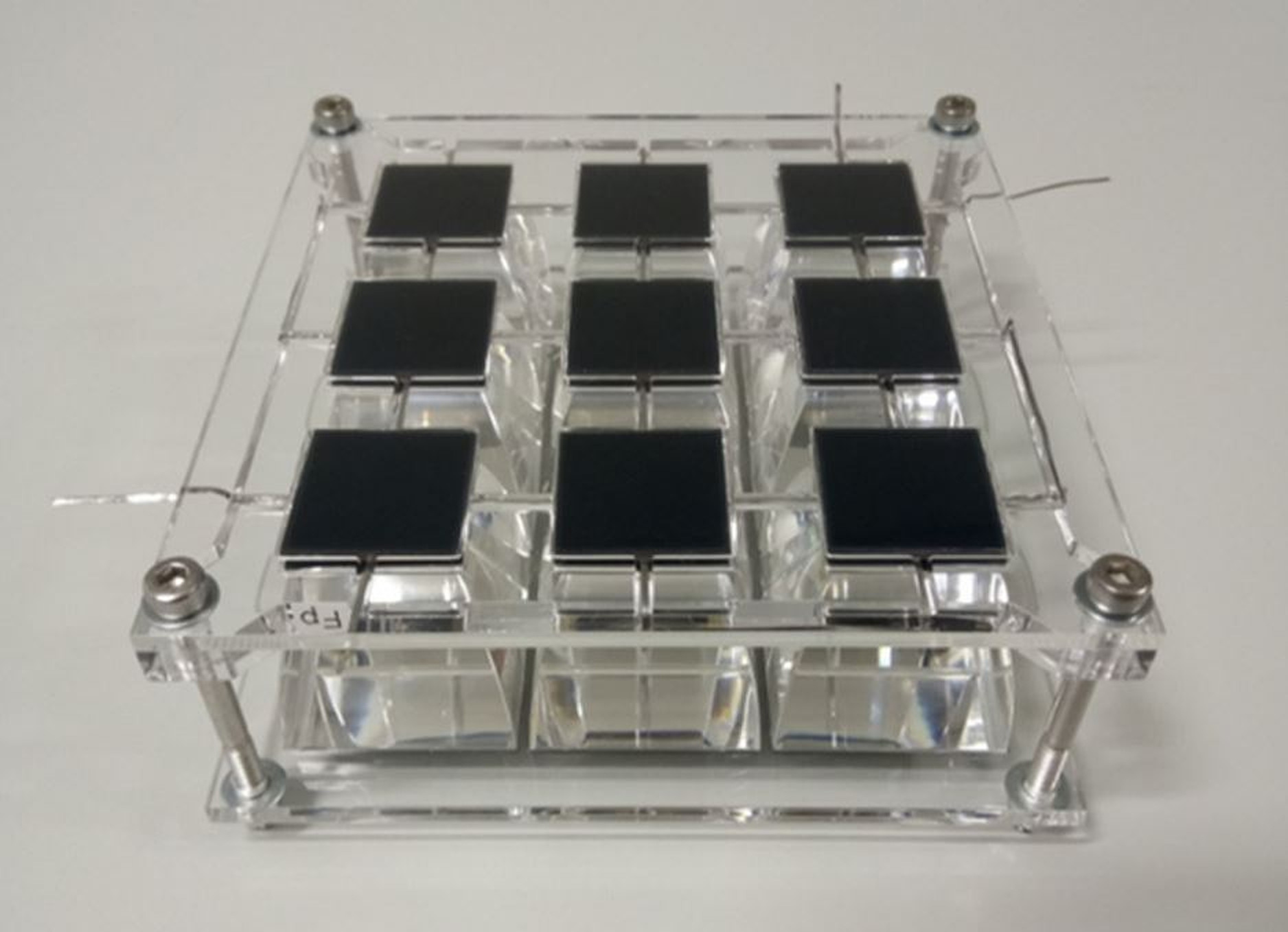 پنل خورشیدی نیمه‌شفاف اگری‌ولتائیک