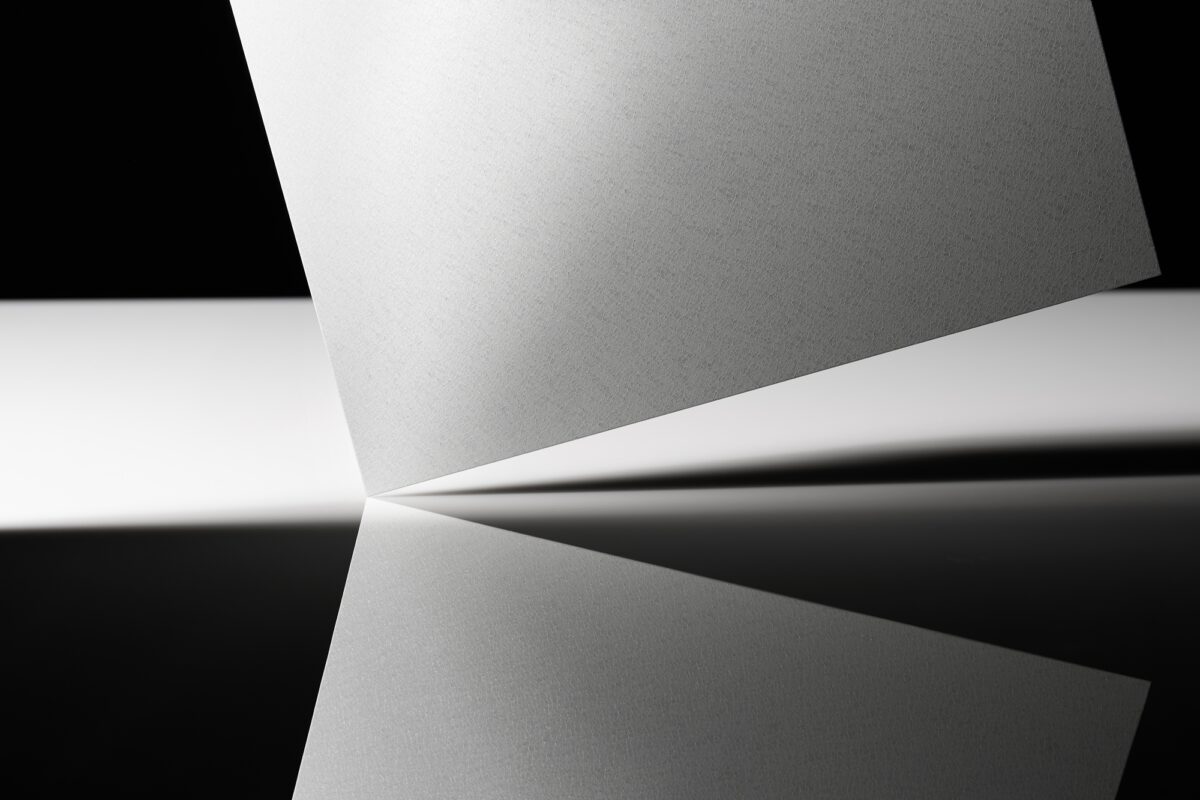 فولاد رنگی فوقبازتابنده که بازده نیروگاههای خورشیدی دوطرفه روی پشتبام را بهطور چشمگیری افزایش میدهد