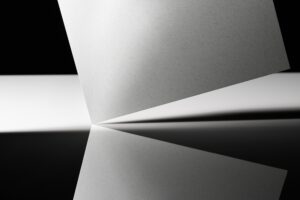 فولاد رنگی فوق‌بازتابنده که بازده نیروگاه‌های خورشیدی دوطرفه روی پشت‌بام را به‌طور چشمگیری افزایش می‌دهد