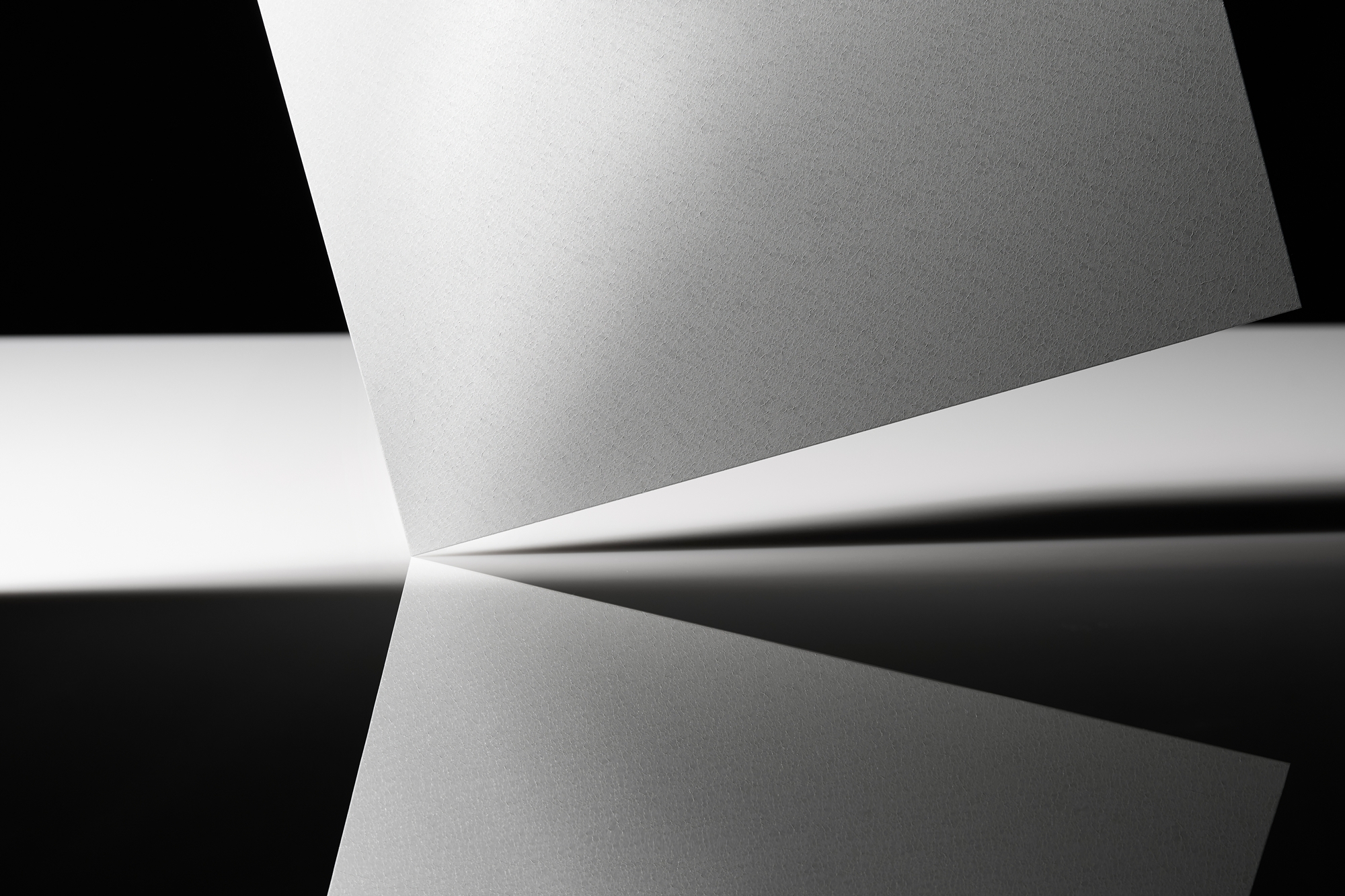 فولاد رنگی فوق‌بازتابنده که بازده نیروگاه‌های خورشیدی دوطرفه روی پشت‌بام را به‌طور چشمگیری افزایش می‌دهد