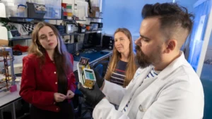 محققان لباس فضانوردی هوشمند طراحی کرده‌اند که با تغییر رنگ، میزان تشعشعات فضایی را نشان می‌دهد