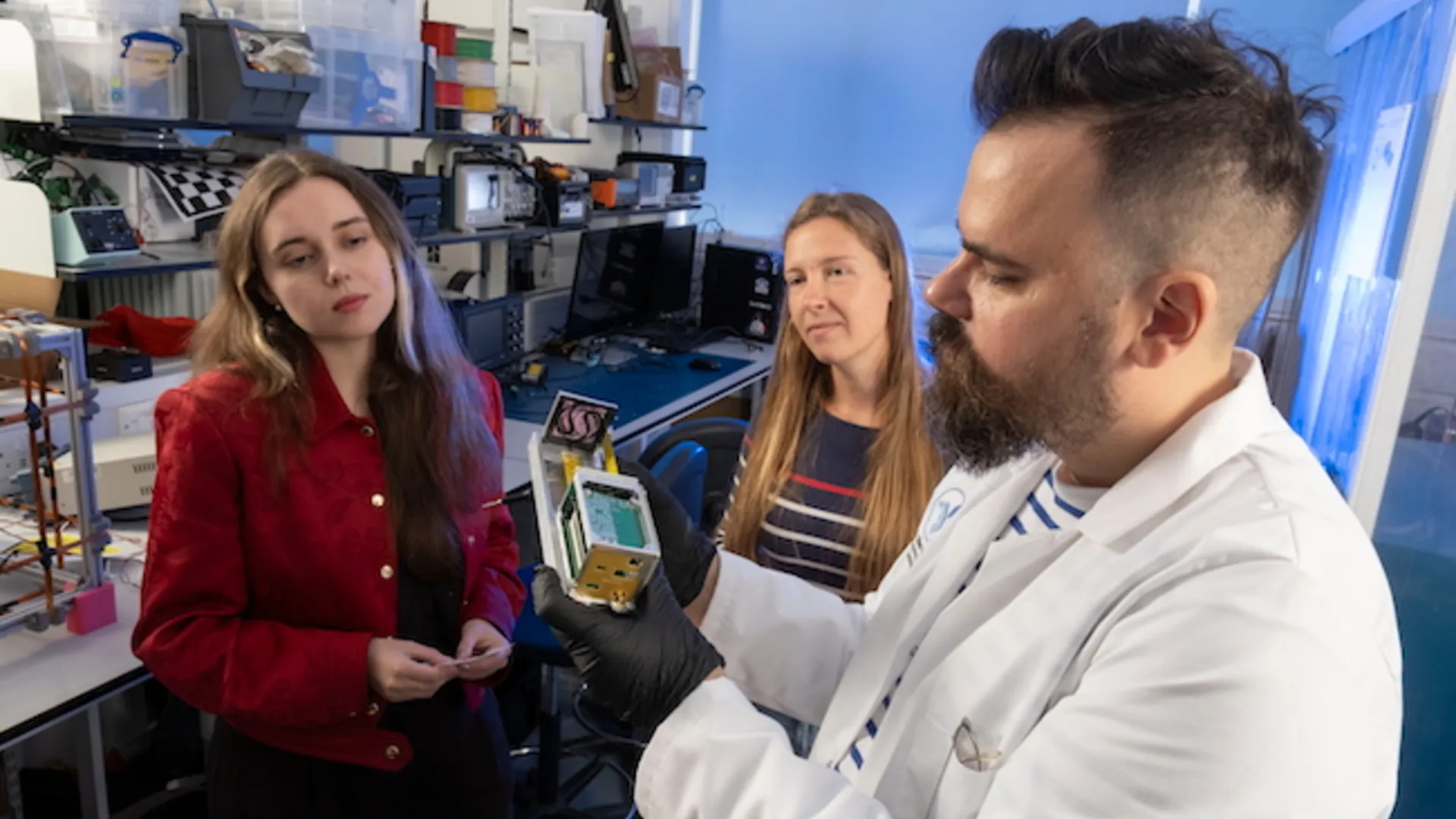 محققان لباس فضانوردی هوشمند طراحی کرده‌اند که با تغییر رنگ، میزان تشعشعات فضایی را نشان می‌دهد