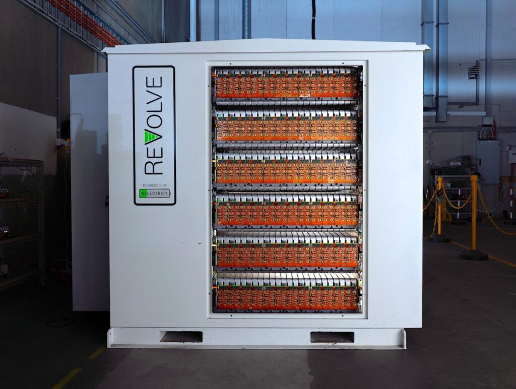 نیسان از باتری خودروهای برقی برای تأمین برق کارخانه تولیدی استفاده می‌کند