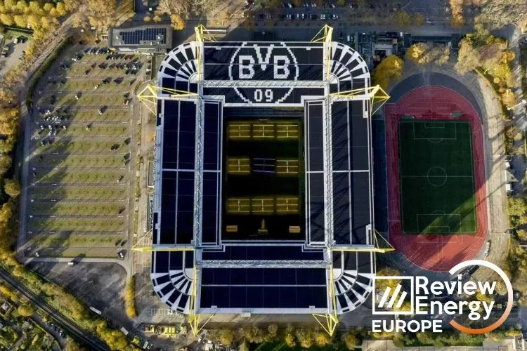 قدرتمندترین نیروگاه خورشیدی پشت‌بامی جهان که روی یک استادیوم فوتبال نصب شده است