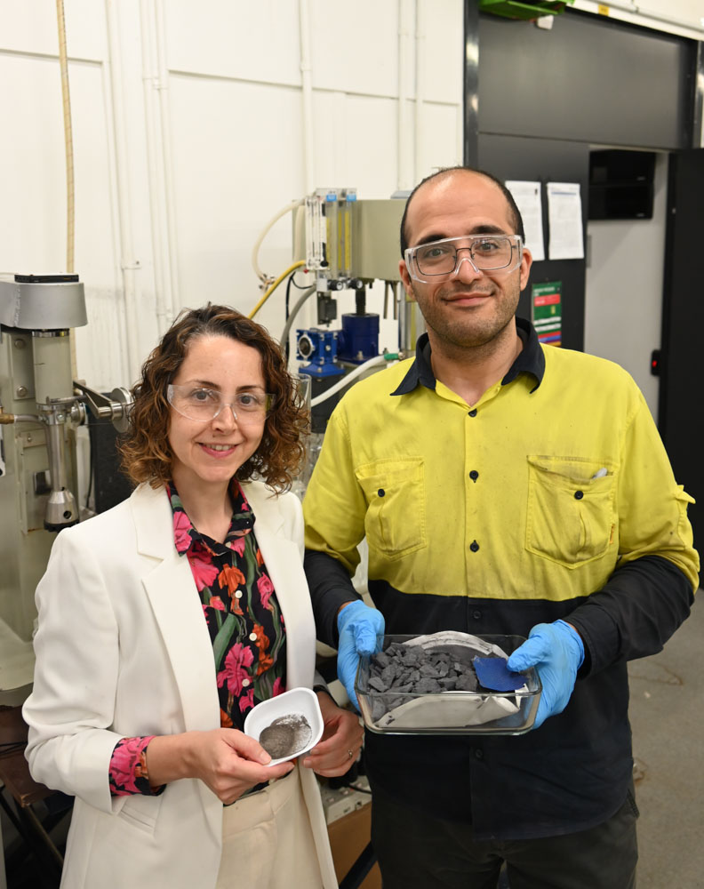 دانشیار مهشید فیروزی از مرکز CRITIUM و «حمیدرضا صفاریان»، دانشجوی دکتری مرکز تعالی ARC