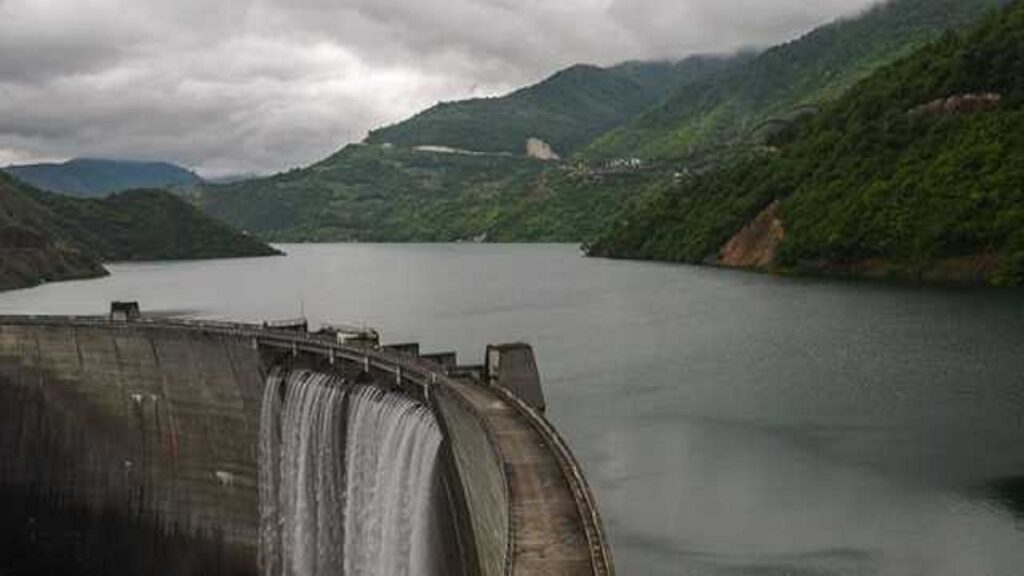 با بارندگی اخیر، سد تنگ‌حمام کرمانشاه سرریز کرد