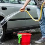 شستشوی خودرو با شیلنگ موجب هدررفت حدود ۳۰۰ لیتر آب می‌شود