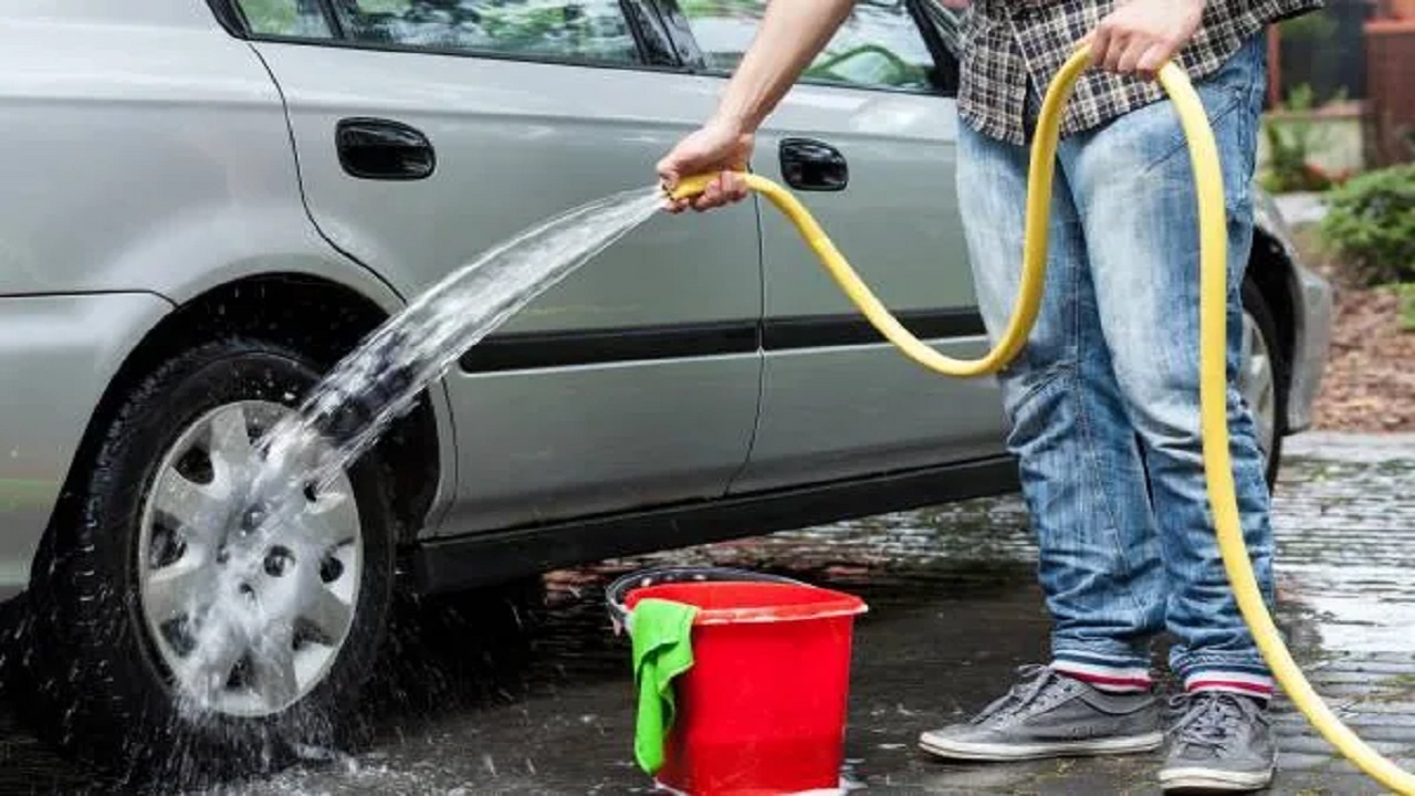 شستشوی خودرو با شیلنگ موجب هدررفت حدود ۳۰۰ لیتر آب میشود