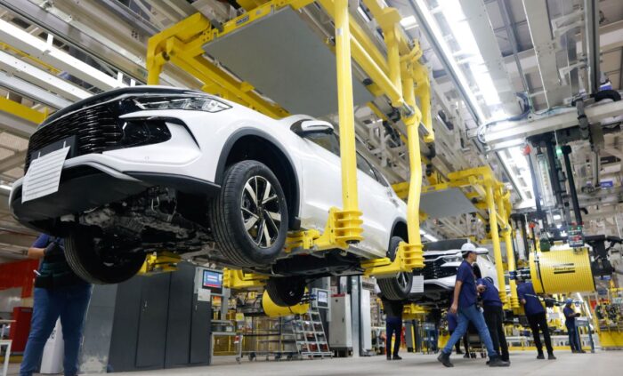 تسلط چین بر بازار فناوری‌های پاک: افزایش صادرات خودروهای برقی به سراسر جهان