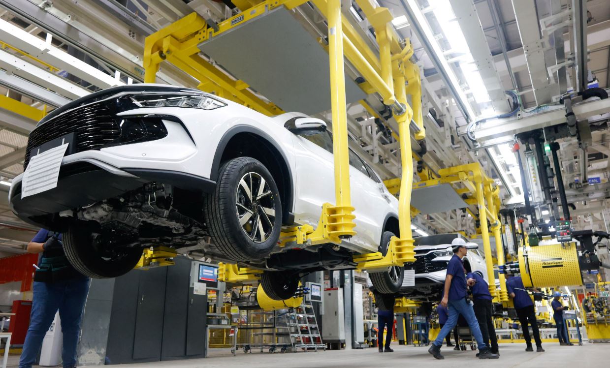 تسلط چین بر بازار فناوری‌های پاک: افزایش صادرات خودروهای برقی به سراسر جهان