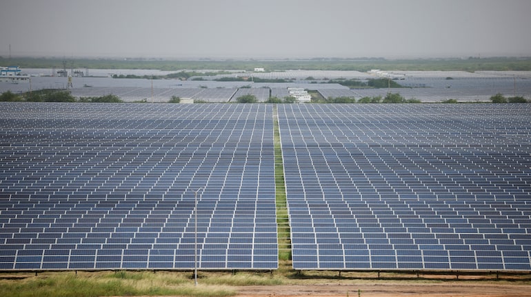 آمریکا در بحبوحه اختلافات تجاری، تعرفه ۱۲۶ درصدی بر پنلهای خورشیدی هند اعمال کرد